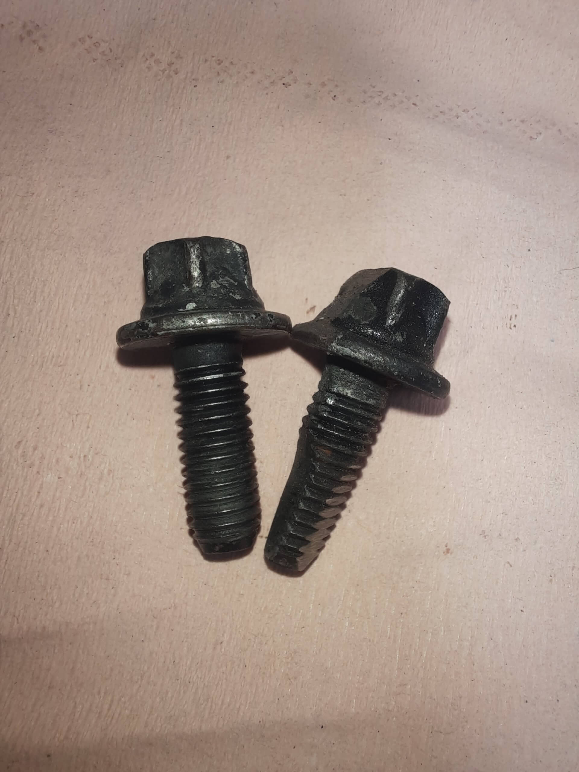 endoscopie-debris-metalliques-cylindre-moteur-agricole Vis torx d'origine et vis à tête hexagonale de remplacement