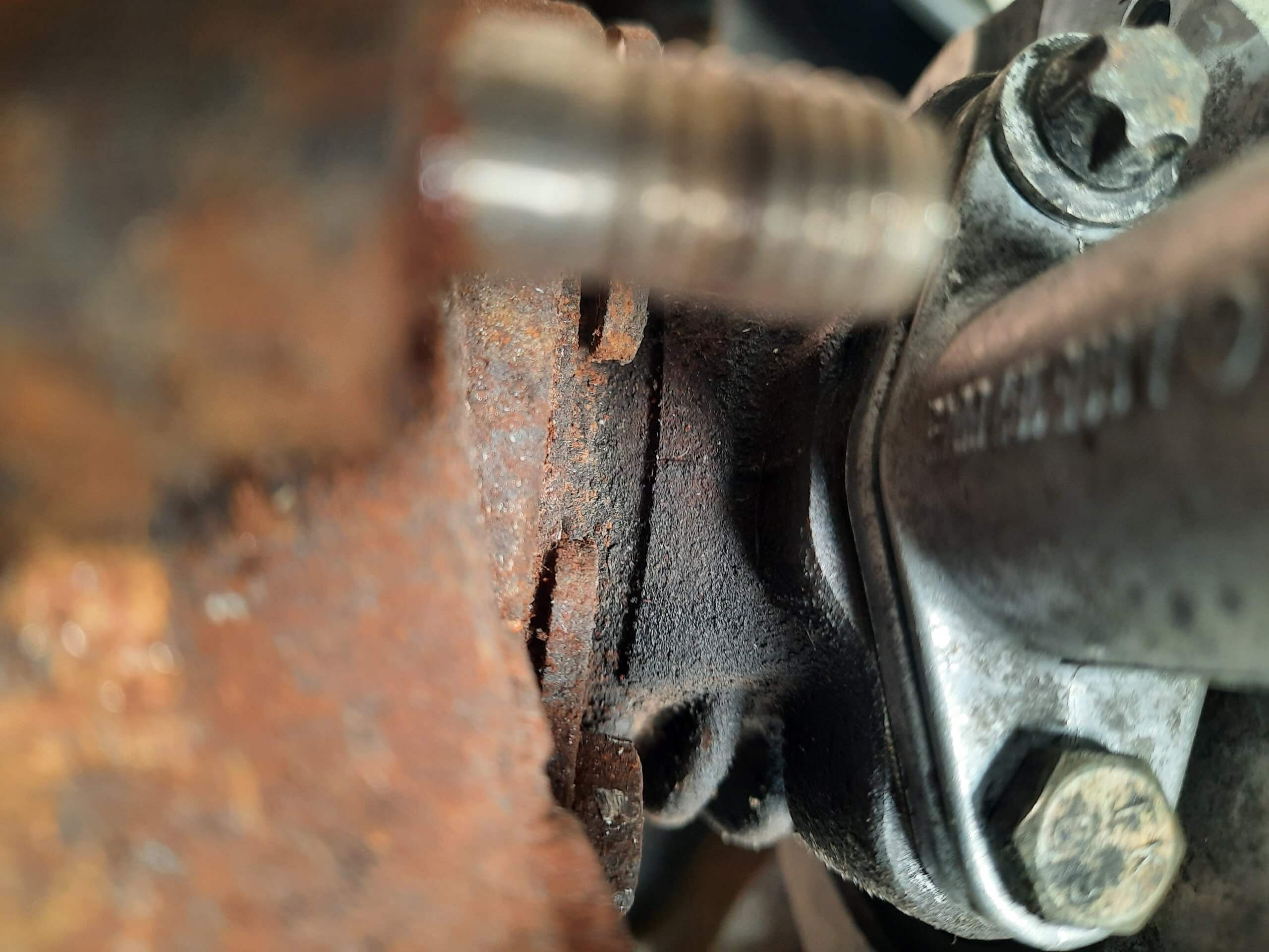 endoscopie-debris-metalliques-cylindre-moteur-agricole Fixation de la canalisation de retour d'huile du turbocompresseur, vis manquante