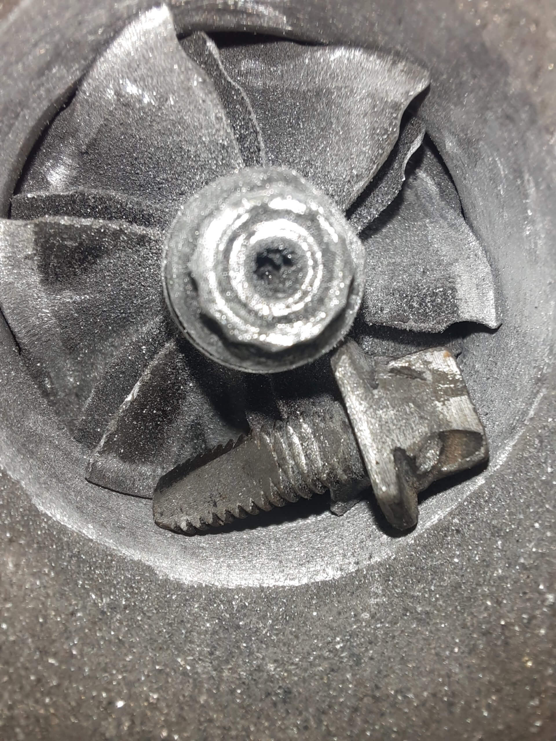 Roue de turbocompresseur endommagée avec vis coincée devant la roue